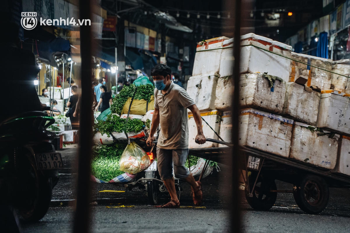[ẢNH] Phong tỏa&nbsp;chợ Long Biên trong đêm vì liên quan ca mắc Covid-19