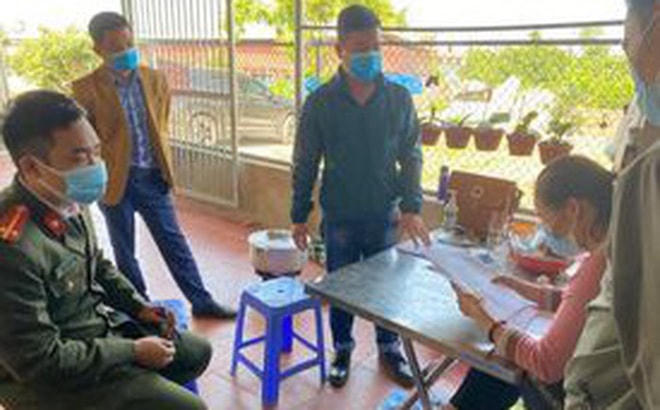 Cơ quan chức năng lập biên bản xử lý cô gái trốn cách ly (Ảnh: Hoàng An).