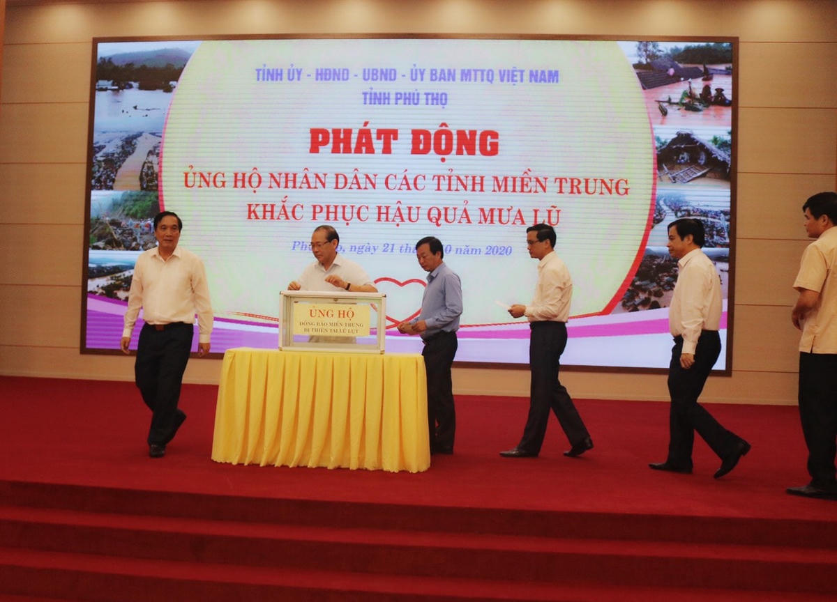 Lãnh đạo tỉnh Phú Thọ ủng hộ nhân dân các tỉnh miền Trung khắc phục hậu quả mưa lũ.