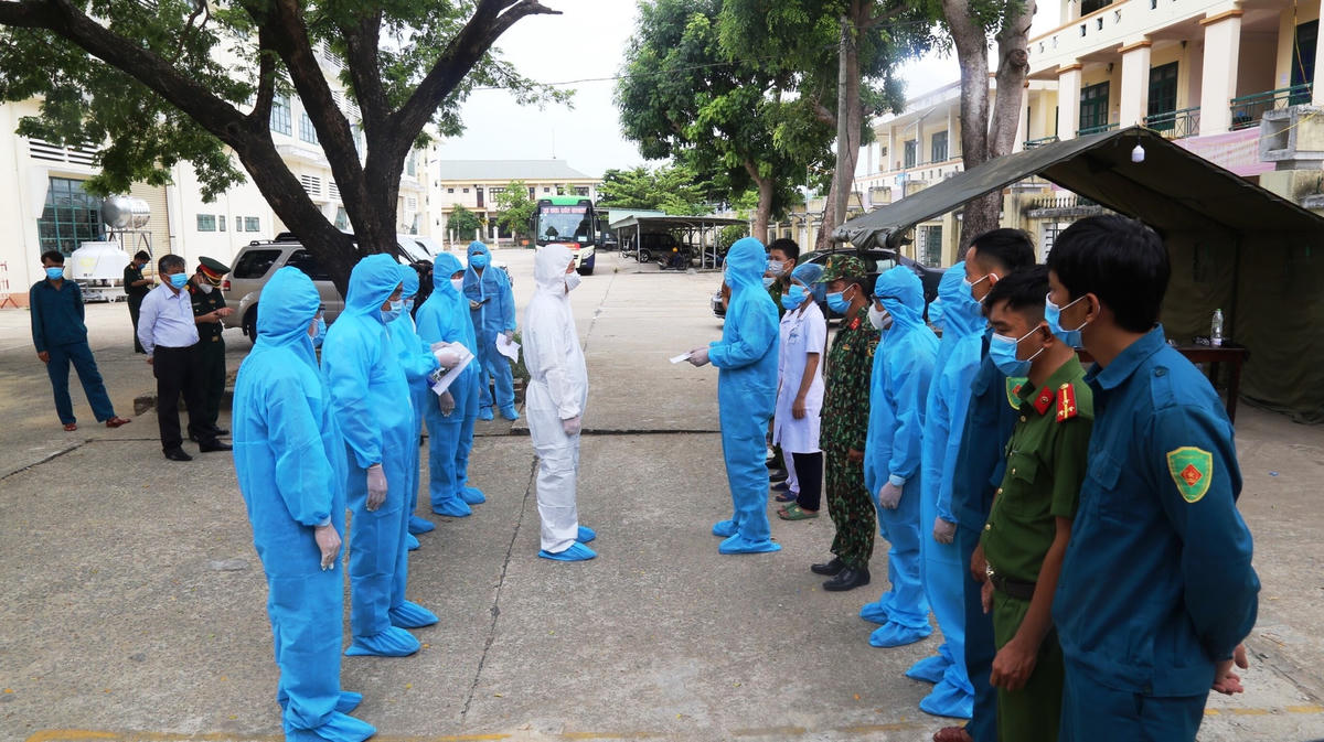 Ông Lê Trí Thanh (bảo hộ trắng) thăm hỏi, cán bộ, chiến sĩ tình nguyện trong khu cách ly.