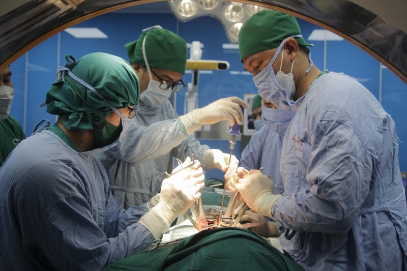 Êkíp phẫu thuật chỉnh vẹo cột sống tại phòng mổ thông minh, Bệnh viện Bãi Cháy.