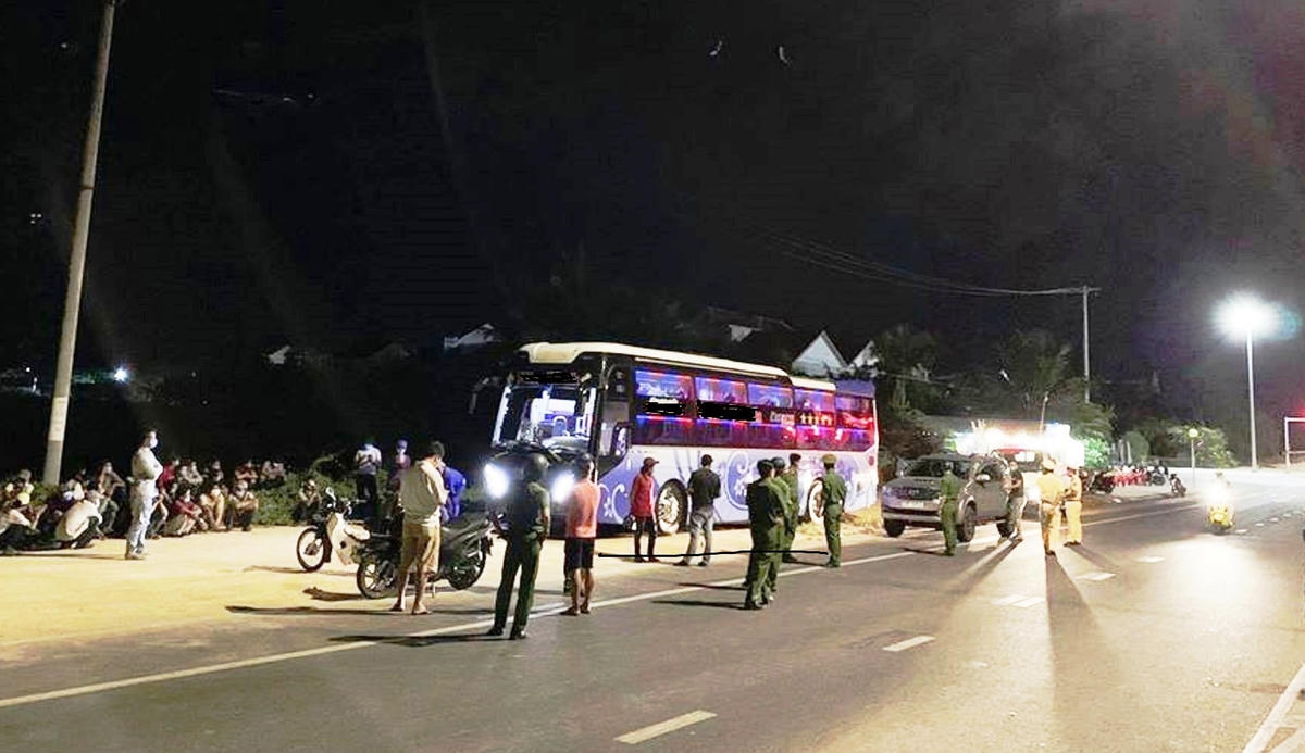Công an TP Hội An xác minh chiếc xe này chở một số ngư dân của tỉnh Quảng Ngãi trên đường về quê. Ảnh: Facebook.
