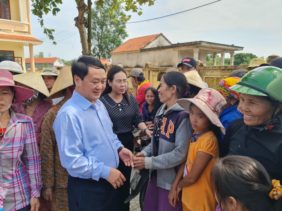Phó Chủ tịch - Tổng Thư ký Hầu A Lềnh thăm hỏi, trò chuyện với bà con vùng lũ.