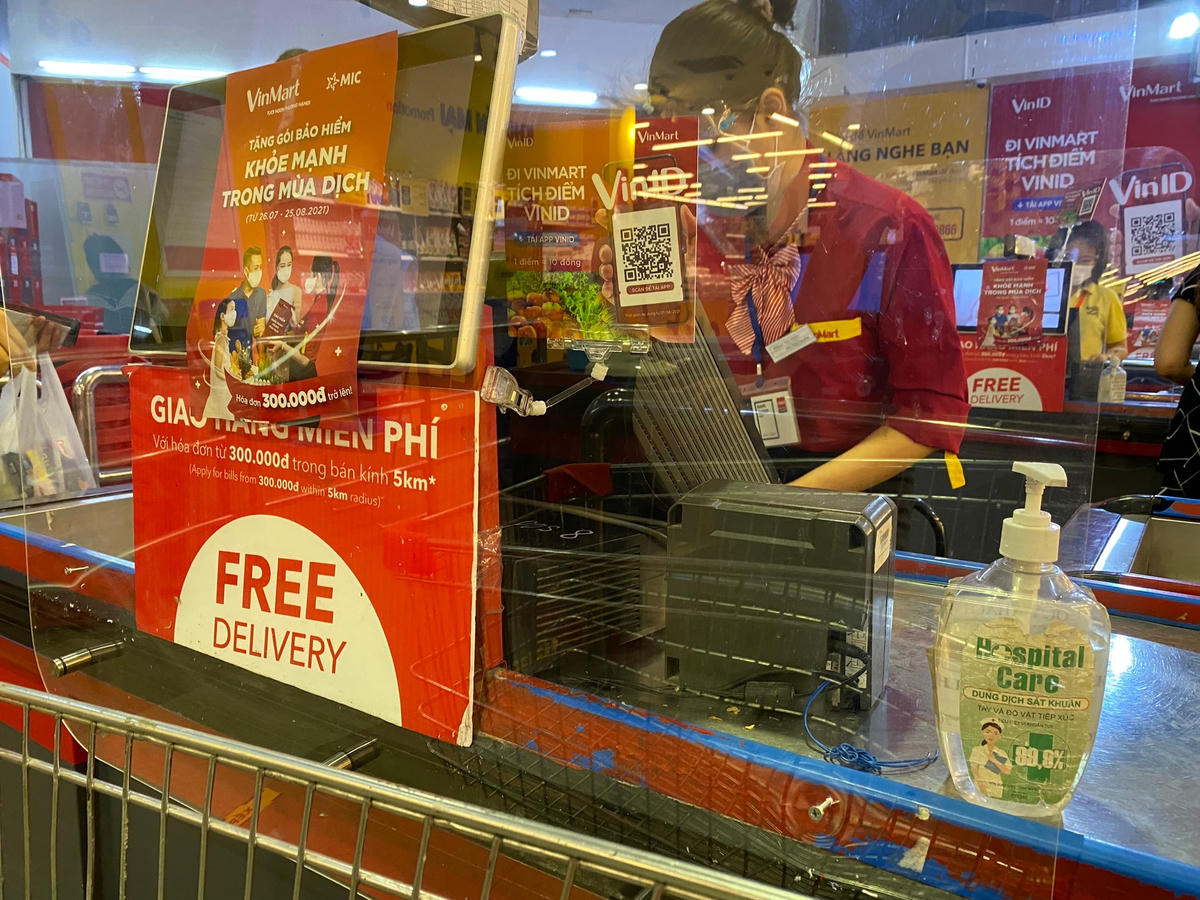 Khu vực thu ngân cũng được lắp đặt các tấm chắn và lọ sát khuẩn tay. Ảnh: L.A..
