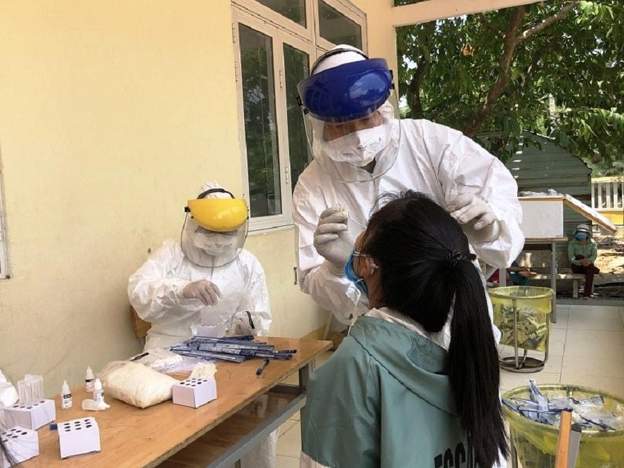 Ngành y tế Quảng Ngãi đang lấy mẫu xét nghiệm Covid-19.