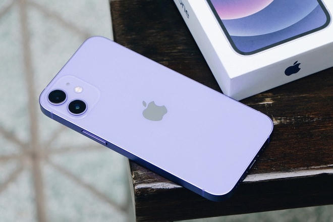 Giá bán hiện tại của iPhone 11 chính hãng thấp hơn cả hàng xách tay.