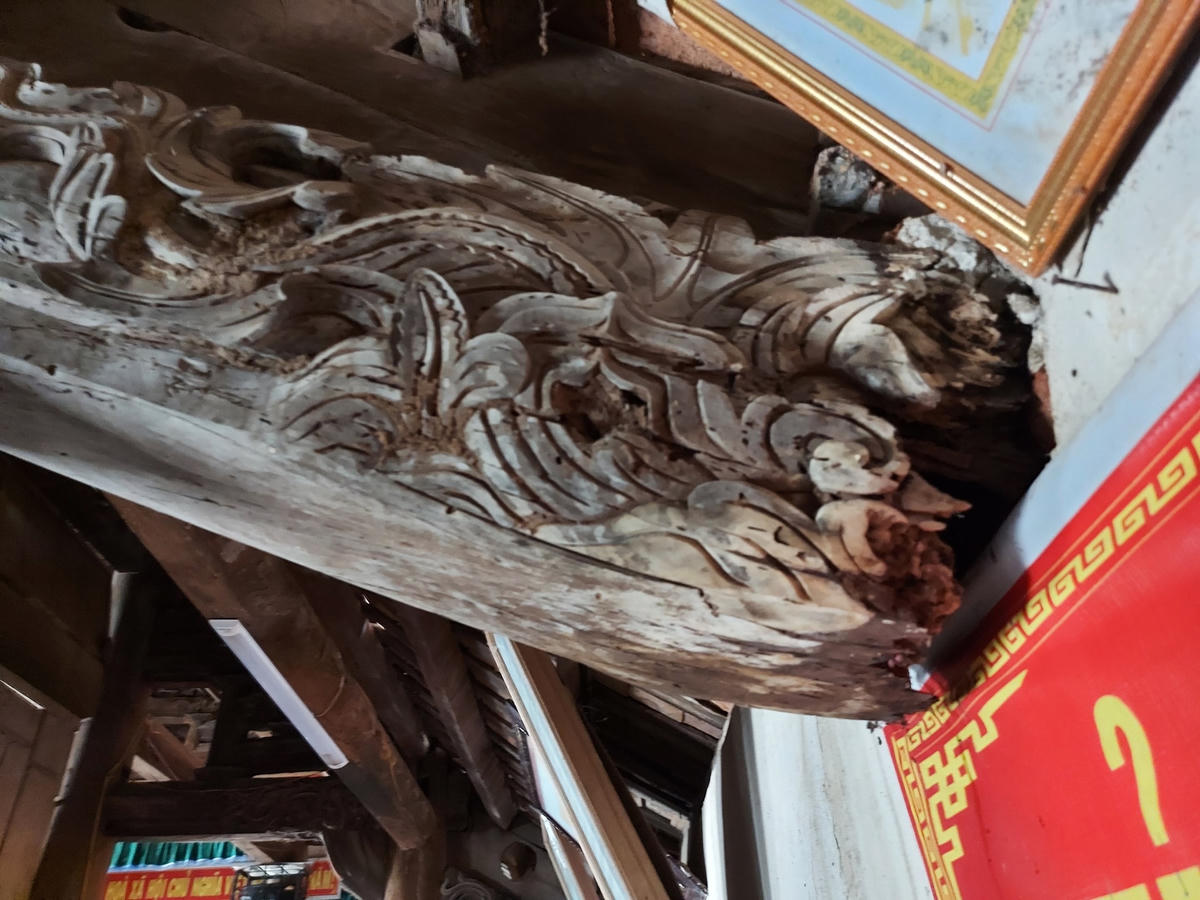 Những phần họa tiết, hoa văn được chạm khắc công phu trên gỗ hiện đã bị mục, vỡ nát.