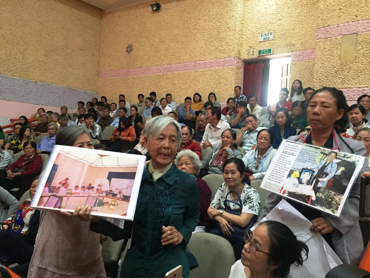 Người dân Thủ Thiêm muốn thành phố sớm đối thoại giải quyết khiếu nại tại khu vực 160 ha tái định cư. Ảnh: Hồng Phúc.