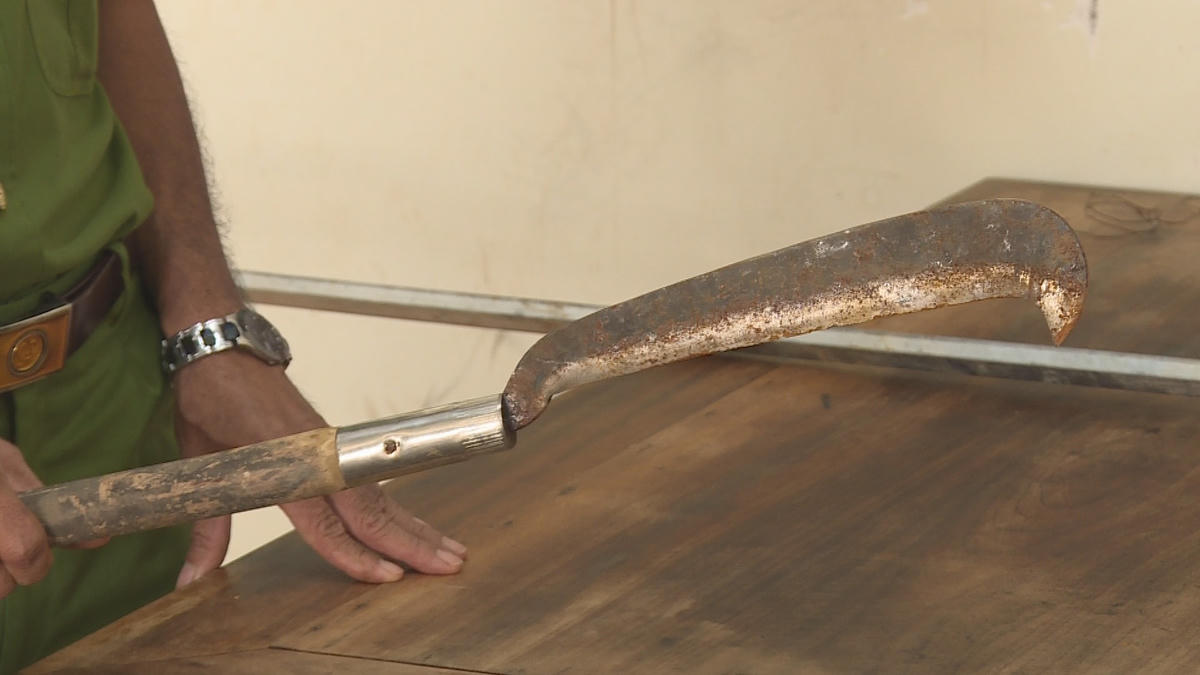 Con dao rựa mà đối tượng dùng để chém anh Quốc.