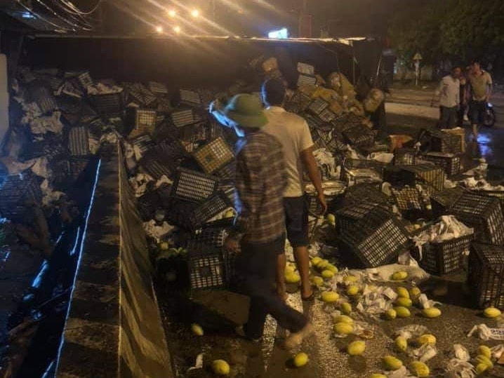 Chiếc xe tải bị lật nghiêng trên quốc lộ 1A