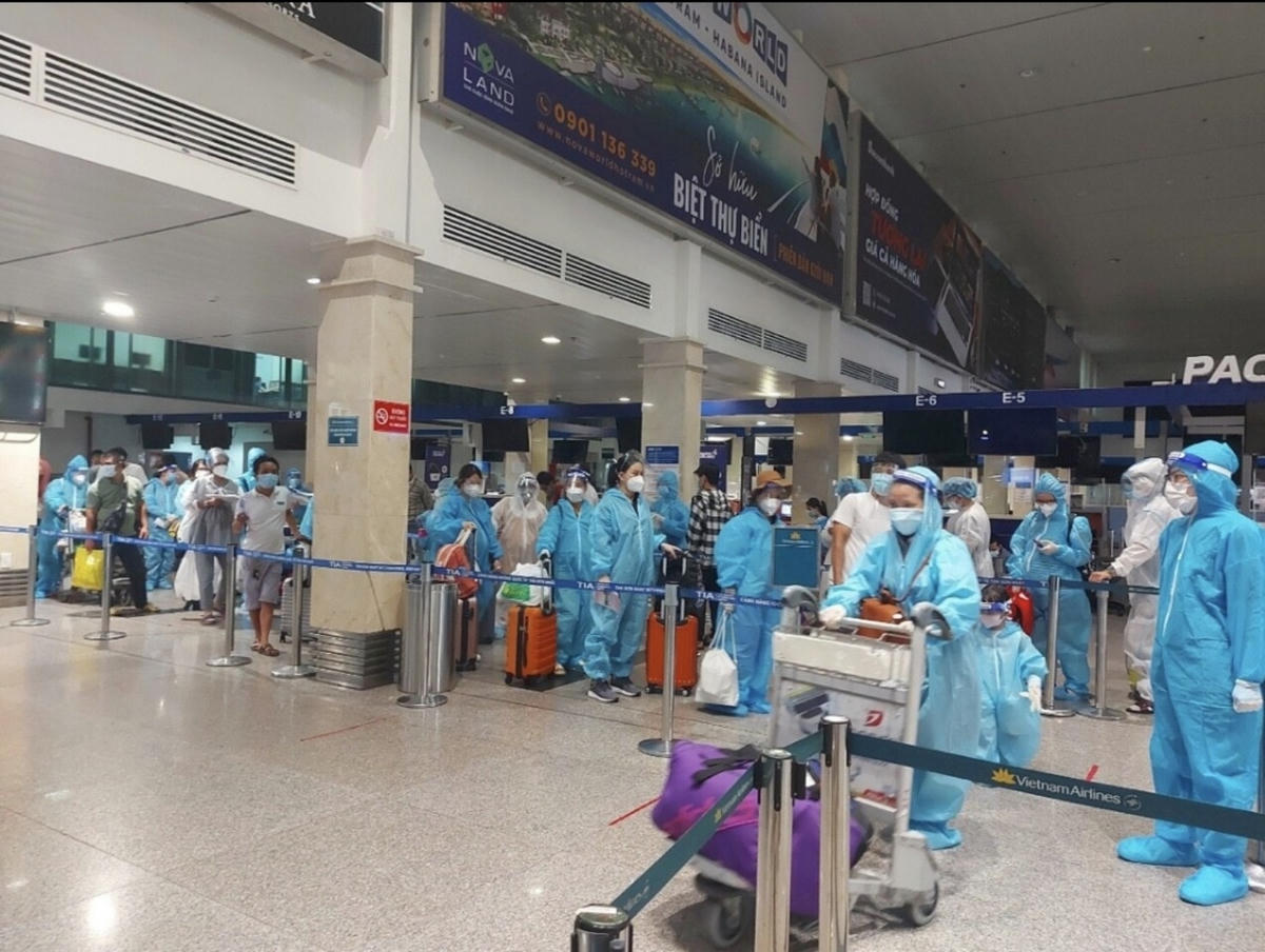 Bà con ở TP Hồ Chí Minh chuẩn bị lên máy bay trở về Quảng Nam.