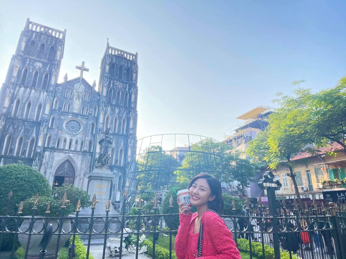 Văn Mai Hương xinh đẹp, nhẹ nhàng, tận hưởng tiết thu Hà Nội.