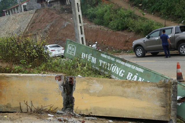 Hiện trường sự cố sập đổ cổng điểm Trường Tiểu học Khánh Yên Thượng.