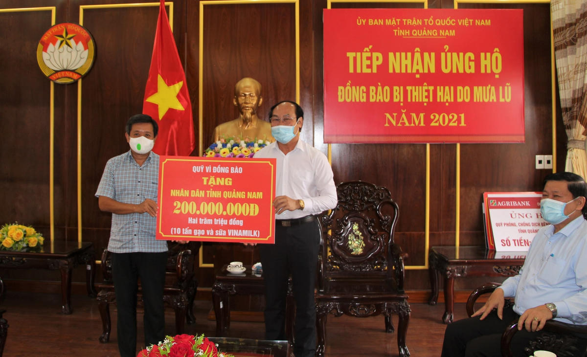 Ông Đoàn Ngọc Hải hỗ trợ 200 triệu đồng cho người dân Quảng Nam.
