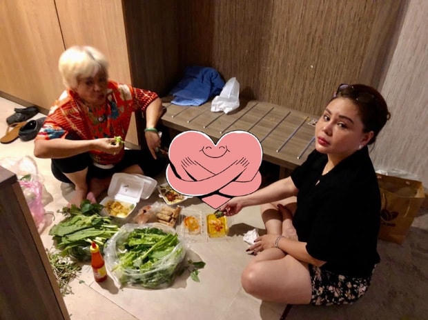 Bà ngoại, mẹ và em trai của Lê Lộc ở khách sạn để nhường không gian sống thoải mái cho Lê Lộc tại nhà.