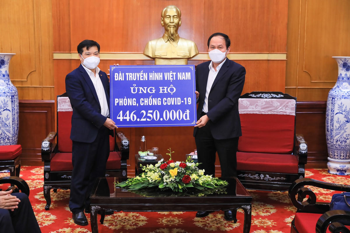 Phó Chủ tịch - Tổng Thư ký Lê Tiến Châu tiếp nhận ủng hộ từ Đài Truyền hình Việt Nam. Ảnh: Quang Vinh.