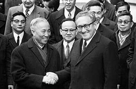 Cố vấn Lê Đức Thọ và Henry Kissinger tại Pari năm 1973. Ảnh: Tư liệu.