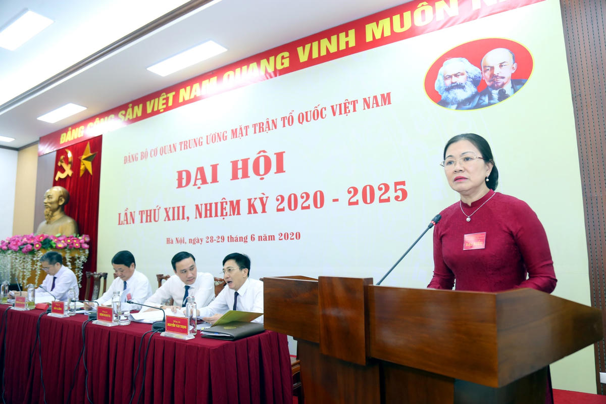 Phó Chủ tịch Trương Thị Ngọc Ánh điều hành phần thảo luận, góp ý kiến vào dự thảo các văn kiện. Ảnh: Kỳ Anh.