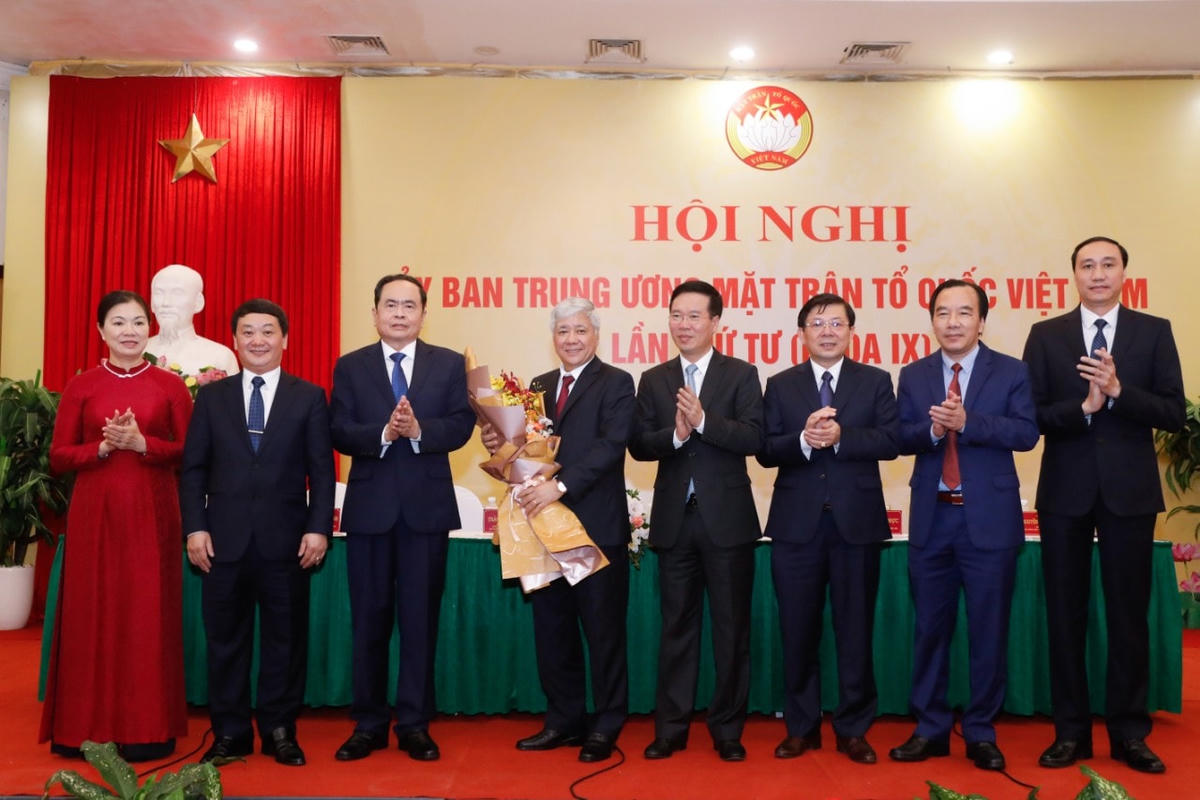 Ủy viên Bộ Chính trị, Thường trực Ban Bí thư Võ Văn Thưởng tặng hoa tân Chủ tịch UBTƯ MTTQ Việt Nam.