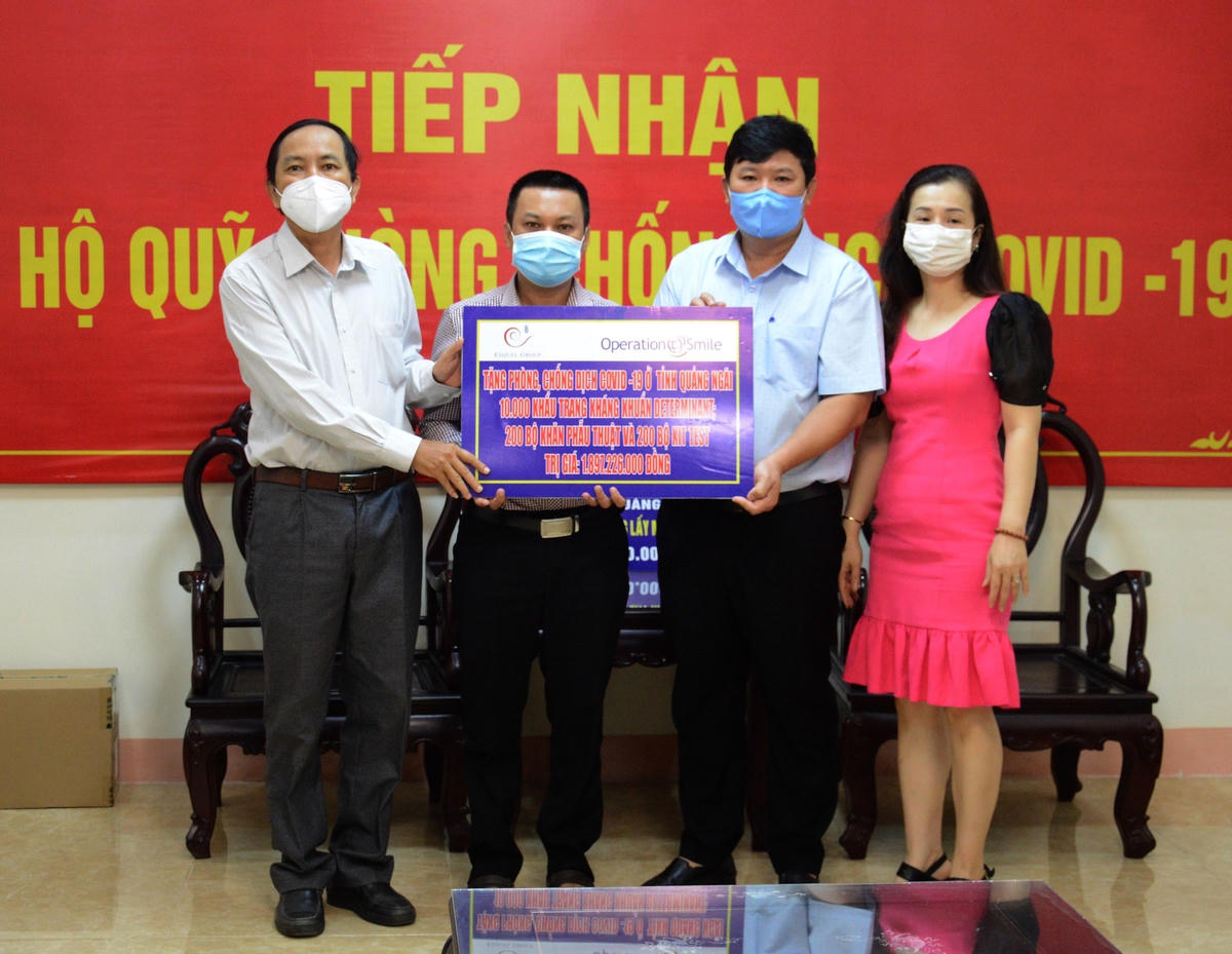 Tổ chức Phẫu thuật Nụ cười (Operation Smile) trao hỗ trợ.