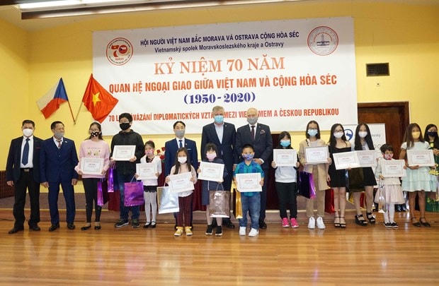 Trao phần thưởng cho các cháu học sinh. (Ảnh: Hồng Kỳ/Vietnam+).