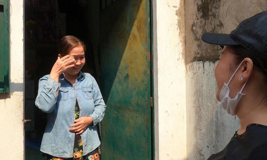 Bà Trần Thị Út (60 tuổi, quê An Giang) thuê phòng trọ ở đây thấy mình thật may mắn khi được chủ nhà trọ tốt bụng sẵn lòng chia sẻ khó khăn với người lao động nghèo, bà chia sẻ: “Giờ quán nghỉ hết, thất nghiệp mà bệnh hoài, khổ lắm. Cô mong muốn những người khác được như cô Thùy Dương giúp những hoàn cảnh khó khăn, thất nghiệp không làm gì ra tiền. Nếu được quan tâm, hỗ trợ, mọi người sẽ vơi bớt khó khăn”.