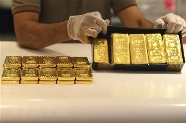 Chuyên gia nhận định giá vàng có thể chạm mức 2.000 USD/ounce vào cuối năm nay. (Ảnh: AFP/TTXVN).
