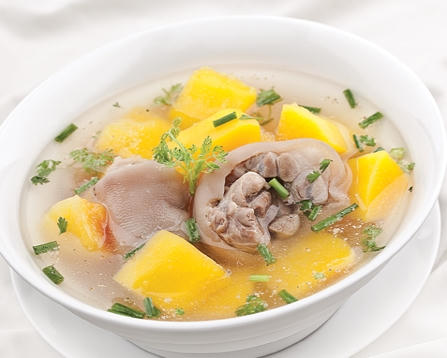 Khoai lang củ hầm với móng giò lợn hoặc đuôi lợn.
