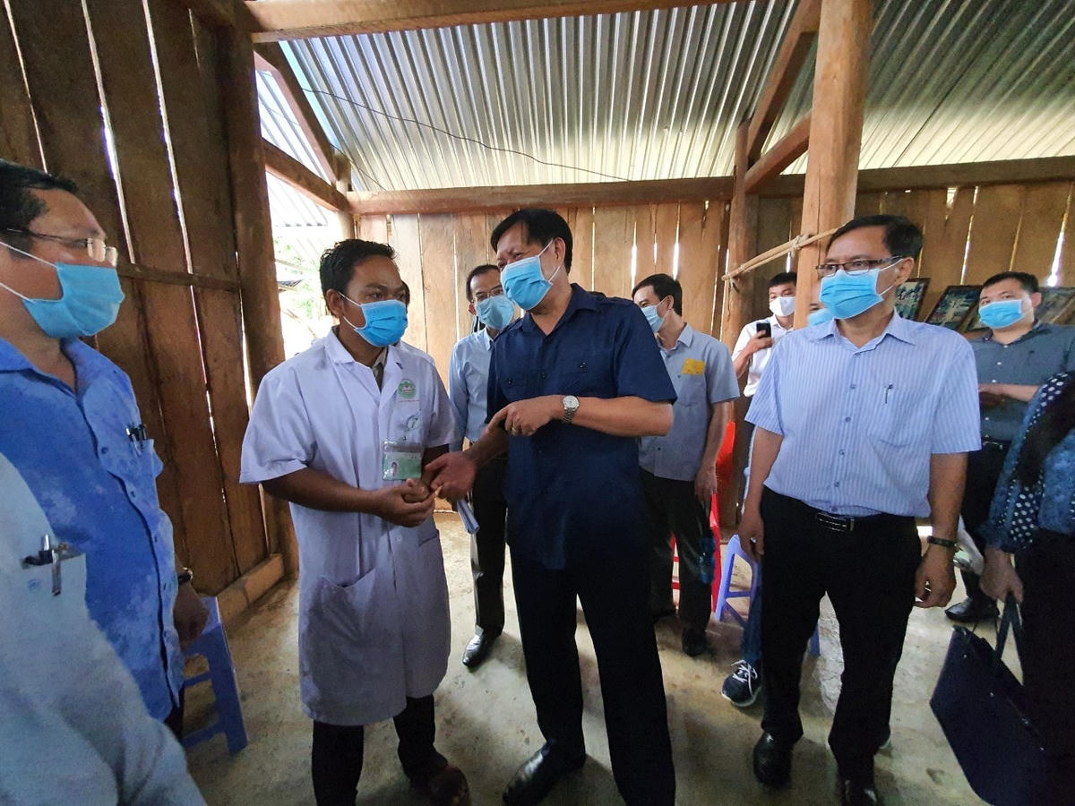 Thứ trưởng Bộ Y tế kiểm tra công tác phòng dịch bạch hầu tại Đắk Nông