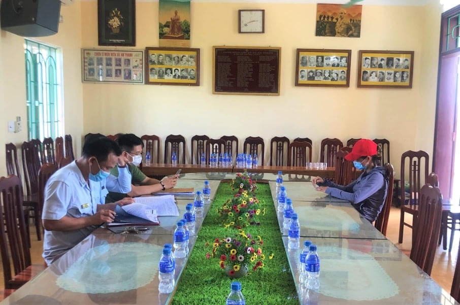 Chị Duyên khi làm việc với cơ quan chức năng ở Thái Bình.