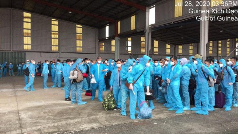 Toàn bộ 219 công dân Việt Nam ở sân bay Bata của Guinea Xích đạo đã được phát và mặc đồ bảo hộ để lên máy bay về nước.