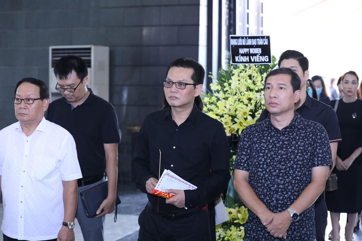 Các nghệ sĩ Nhà hát Kịch Hà Nội đến viếng nhạc sĩ Phó Đức Phương.