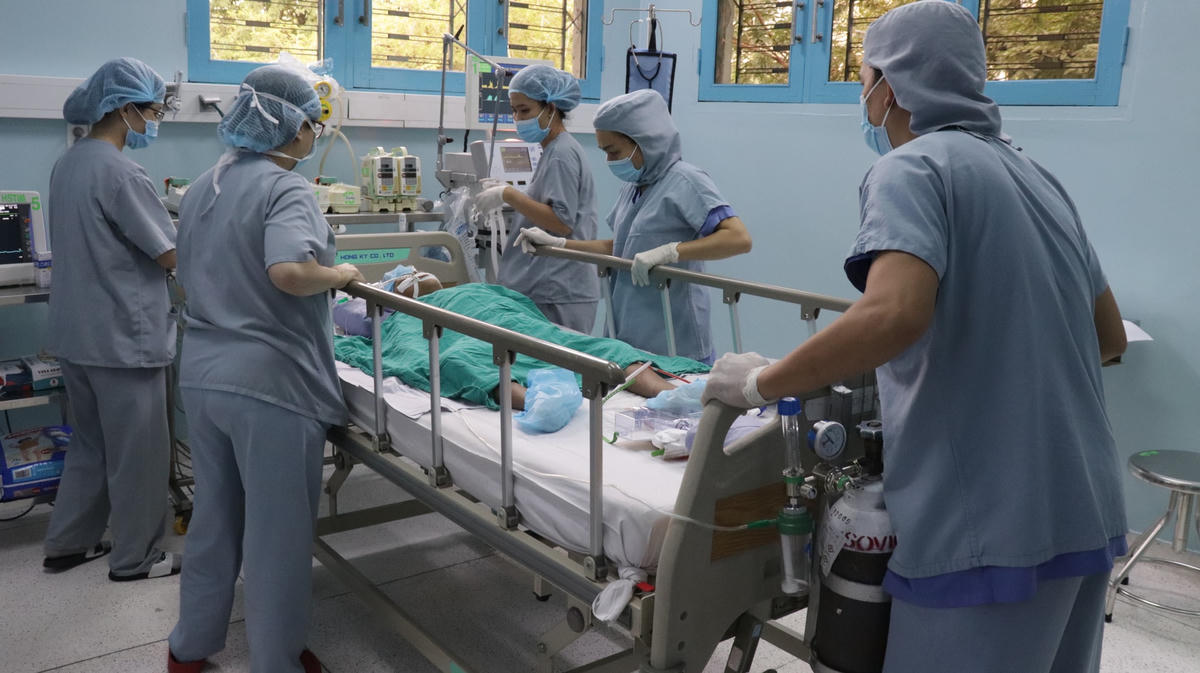 Ca phẫu thuật được thực hiện thành công, bệnh nhi được chuyển đến phòng hậu phẫu.