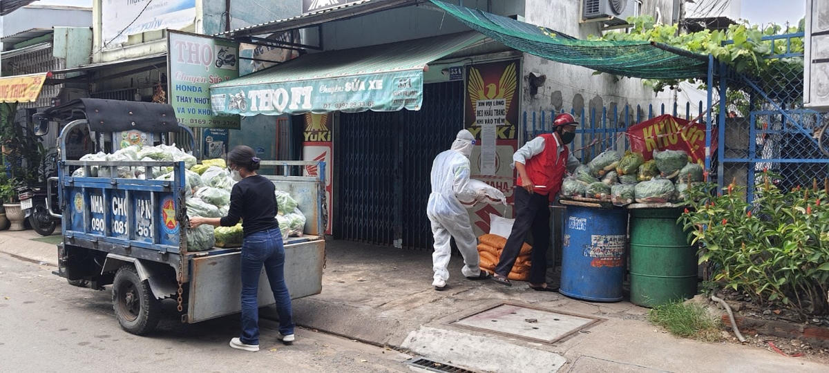 Sau đó tiếp tục trực tiếp trao 250kg gạo và 40kg thịt tại điểm phong tỏa phường Tân Tạo.