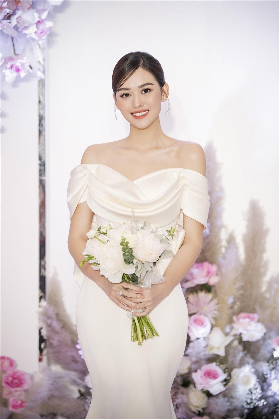 Trong tiệc cưới diễn ra vào ngày 1/12, Tường San bật khóc khi được bố dắt tay vào lễ đường và trao cho chồng. Đức Anh - bạn đời của Tường San được bố vợ dặn dò phải yêu thương, bảo vệ cho con gái của ông.
