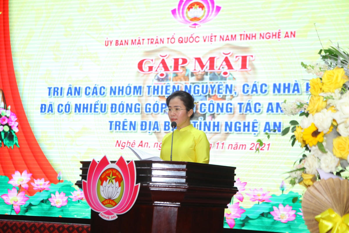 Bà Võ Thị Minh Sinh, Ủy viên Ban Thường vụ Tỉnh ủy, Chủ tịch Ủy ban MTTQ Việt Nam tỉnh Nghệ An phát biểu ghi nhận những đóng góp cao quý của các tổ chức thiện nguyện, các nhà hảo tâm đối với công tác an sinh xã hội. Ảnh: Điền Bắc.