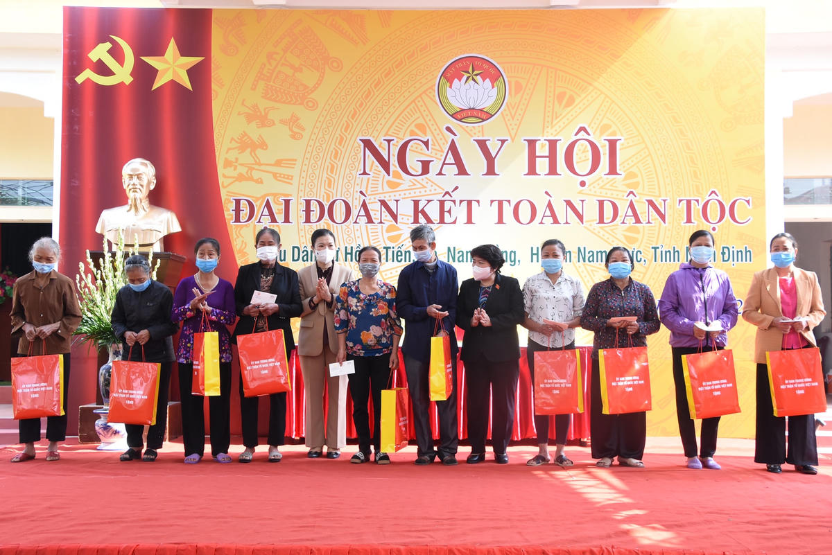 Phó Chủ tịch UBTƯ MTTQ Việt Nam Trương Thị Ngọc Ánh tặng quà, động viên bà con tại khu dân cư Hồng Tiến.