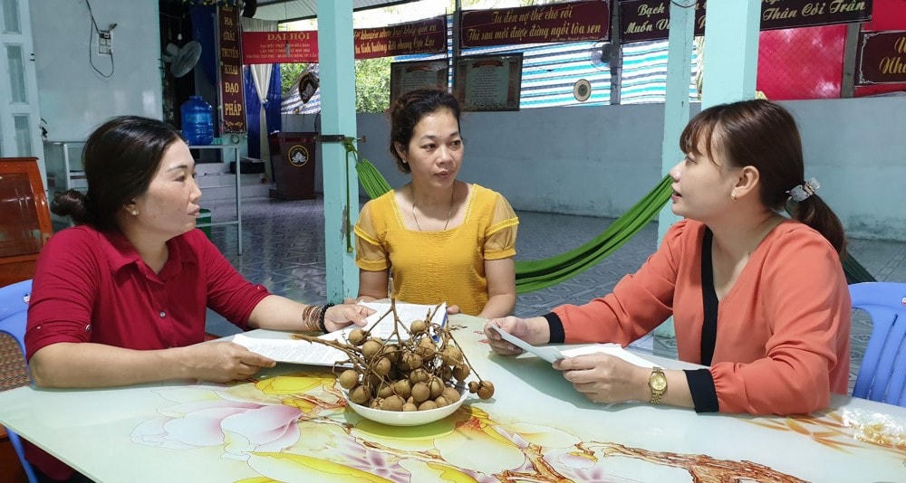 Cán bộ MTTQ phường Tân Phú, quận Cái Răng, TP Cần Thơ nắm tình hình nhân dân góp phần làm tốt công tác hoà giải ở cơ sở. Ảnh: Hồng Vân.