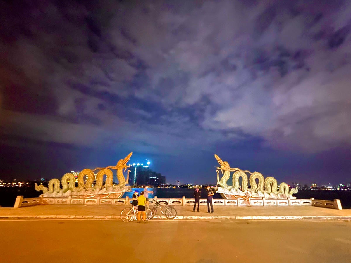 Khu vực trước đây đông đúc các hàng trà chanh và là điểm hẹn quen thuộc của các bạn trẻ nay vắng bóng do có lực lượng chức năng túc trực.