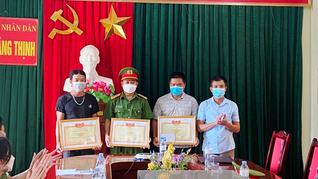 Công an xã Hoằng Thịnh cùng 2 người đàn ông trả lại vàng được UBND xã trao tặng bằng khen.