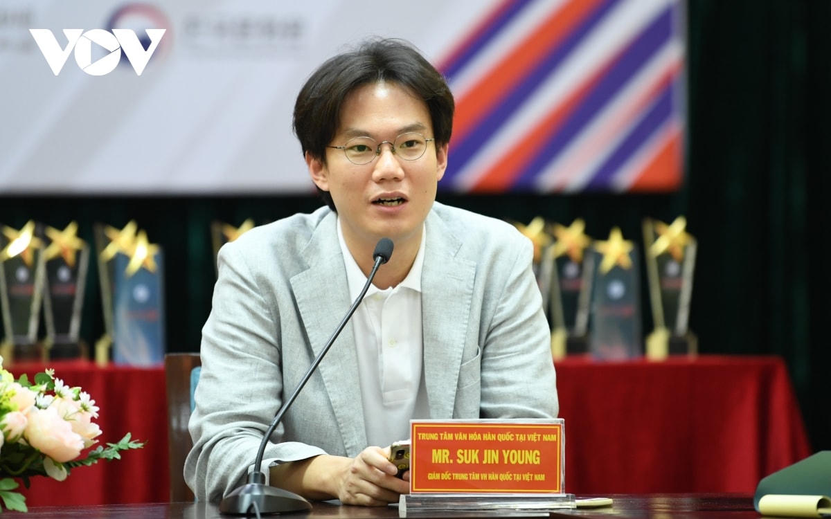 Ông Suk Jin Young, Giám đốc Trung tâm Văn hóa Hàn Quốc muốn Việt Nam và Hàn Quốc tổ chức được nhiều chương trình giao lưu về văn hóa, thể thao hơn nữa trong thời gian tới. Ảnh: Dương Thuật.