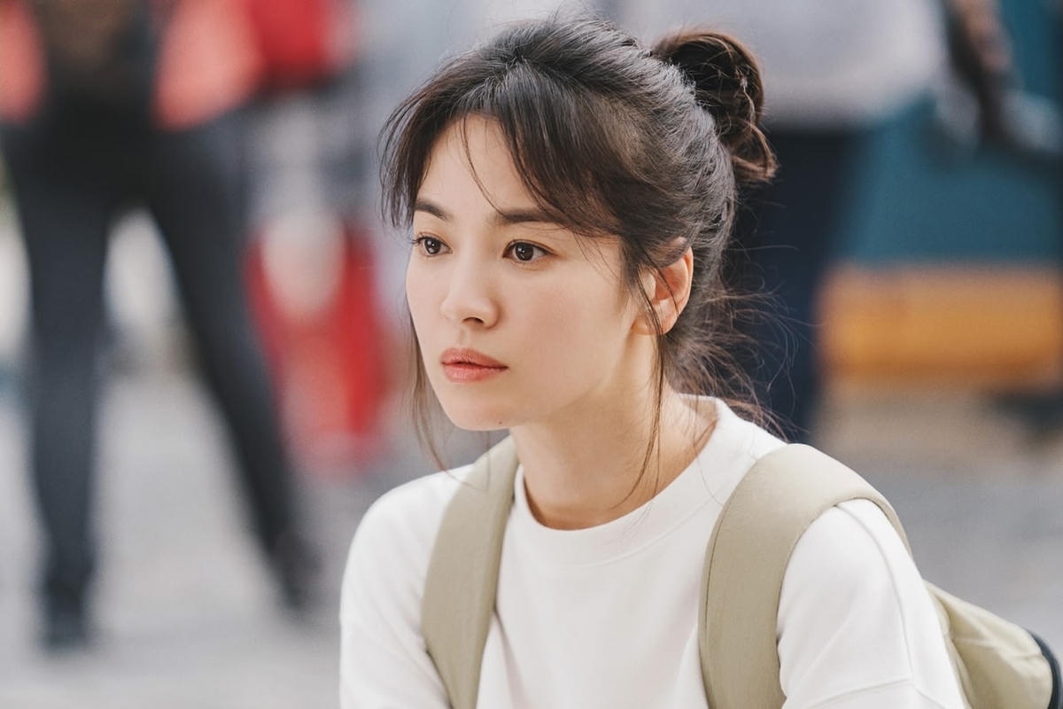 Song Hye Kyo không cần trang điểm đậm mà vẫn đầy cuốn hút. 