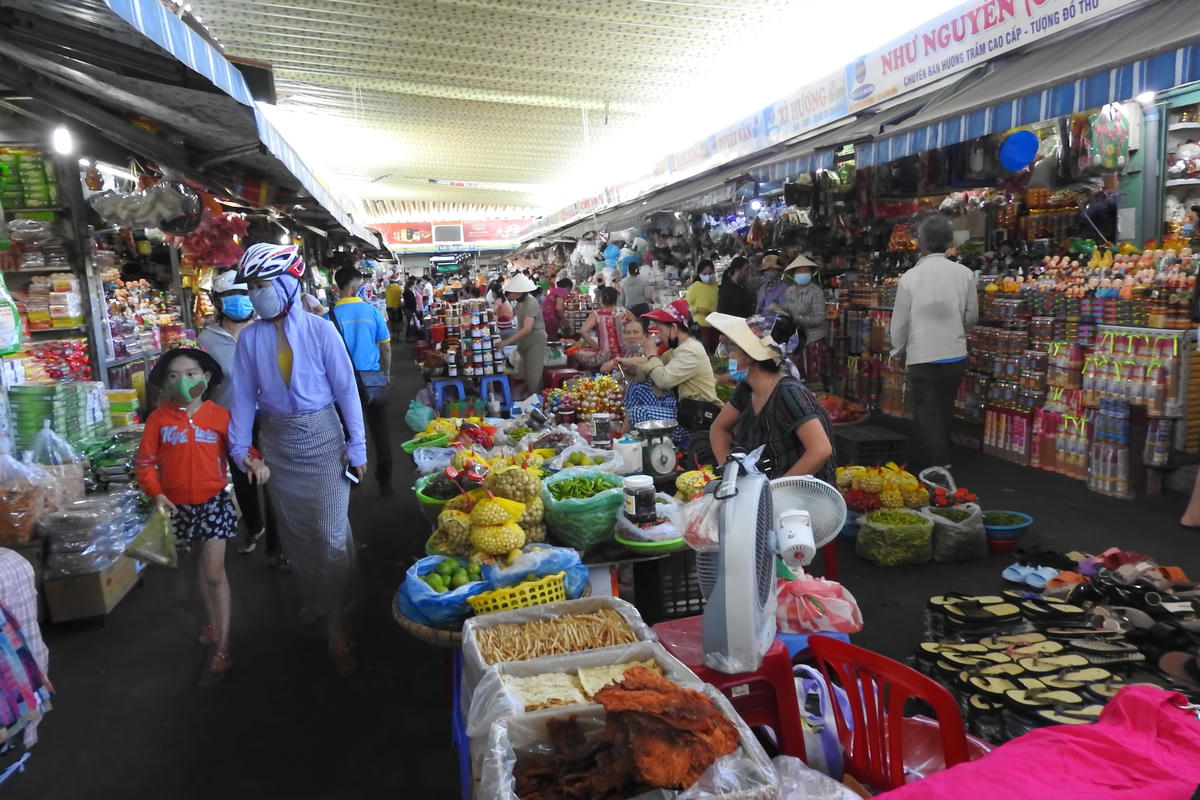 Giá cả nhiều mặt hàng thiết yếu, nông sản thực phẩm tại các chợ Đà Nẵng bình ổn trước 0h ngày 28/7. Ảnh Bình Nguyên.