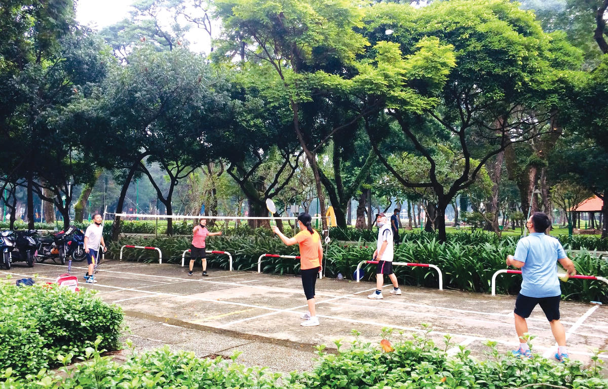 Người dân chơi cầu lông tại Công viên Lê Văn Tám, quận 3