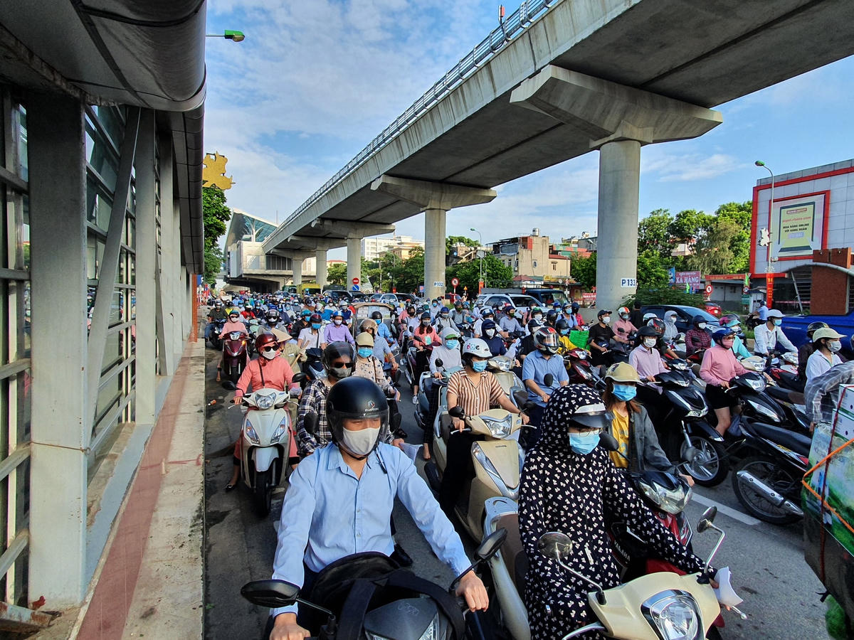 Trước đó, ngày 3/9, Công an TP Hà Nội đã phát đi văn bản hỏa tốc gửi chủ tịch UBND các quận, huyện, thị xã... về việc chuẩn bị các điều kiện cần, sẵn sàng phối hợp với Công an TP trong triển khai phần mềm cấp và kiểm tra giấy đi đường có nhận diện QR Code bắt đầu từ ngày 6/9. Quy định này gặp phải rất nhiều ý kiến trái chiều từ dư luận.