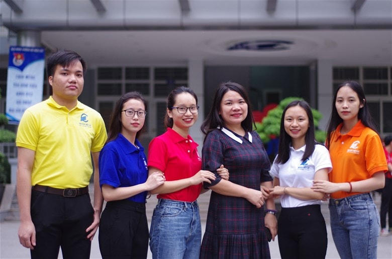 Ths Hoàng Thị Kim Oanh cùng đội FLAMES.