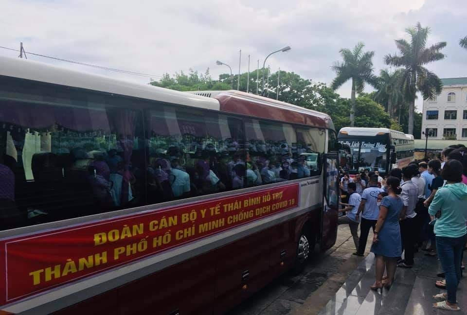 Được biết, đoàn tình nguyện gồm có 60 bác sĩ, điều dưỡng và 350 giảng viên, sinh viên đang công tác, học tập tại Trường ĐH Y Dược Thái Bình. Đoàn do Bác sĩ Vũ Sơn Tùng, Phó Trưởng khoa Cấp cứu, Bệnh viện Đa khoa tỉnh Thái Bình làm trưởng đoàn.