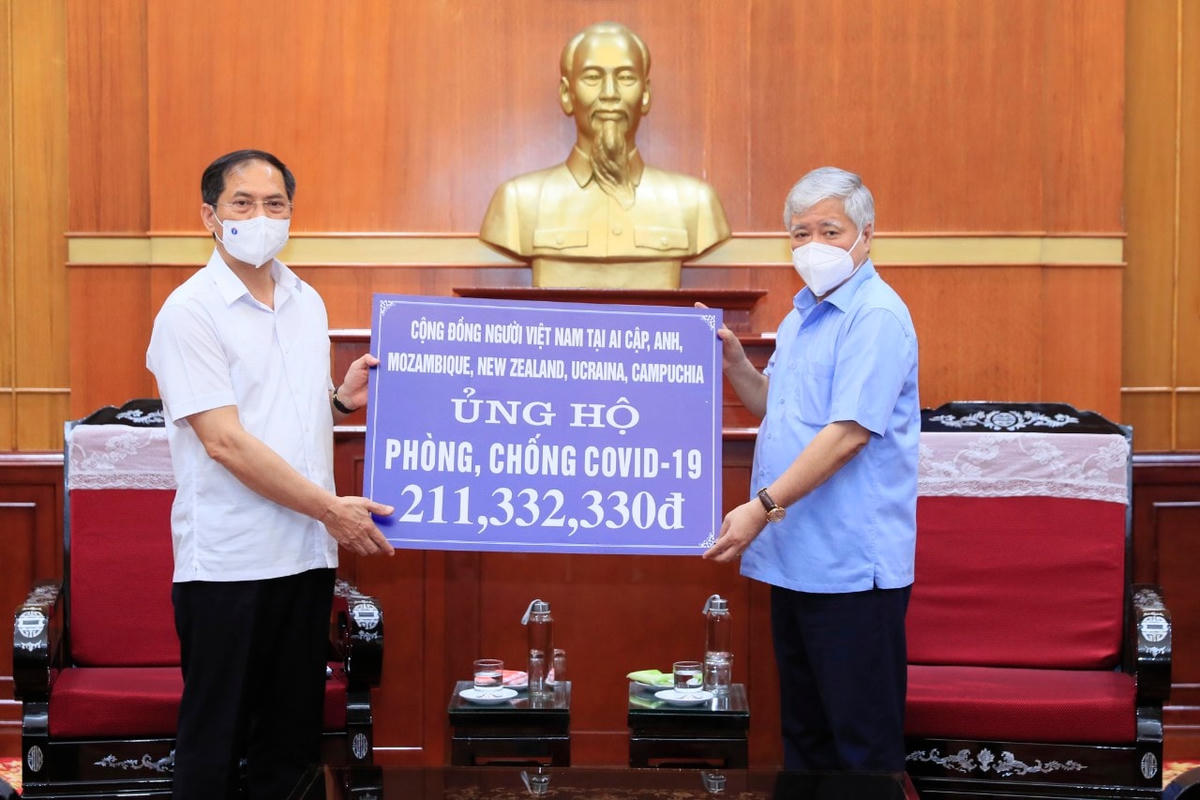 Chủ tịch Đỗ Văn Chiến tiếp nhận ủng hộ từ cộng đồng người Việt Nam tại Ai Cập, Anh, Mozambique, New Zealand, Ucraina, Campuchia.
