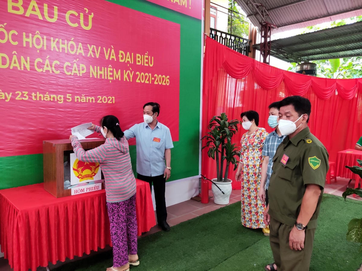 Phó Chủ tịch Thường trực Ủy ban MTTQ Việt Nam tỉnh Bắc Giang Trịnh Hữu Bàn kiểm tra, giám sát bầu cử tại Thị trấn An Châu, huyện Sơn Động.