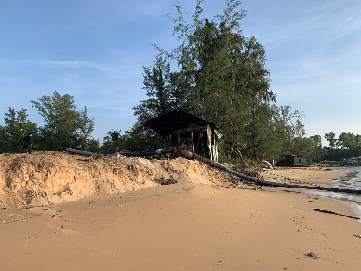 Máy hút cát được chế từ máy tàu thủy công suất lớn cùng với hệ thống đường ống kiên cố tại khu vực thị trấn An Thới, Phú Quốc.